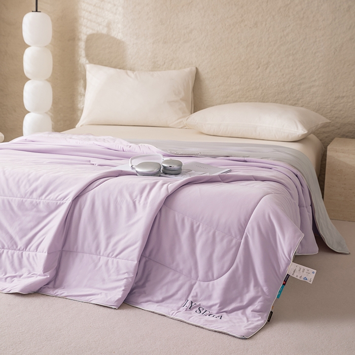 91家纺网 家纺一手货源 找家纺 茧羽世家 2025新款沁柔双镜抗菌系列夏被夏凉被空调被 风信紫拼灰
