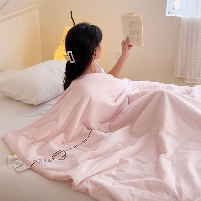 91家纺网 家纺一手货源 找家纺 大彩家居 2025新款A类针织四季被-场景二 樱花粉