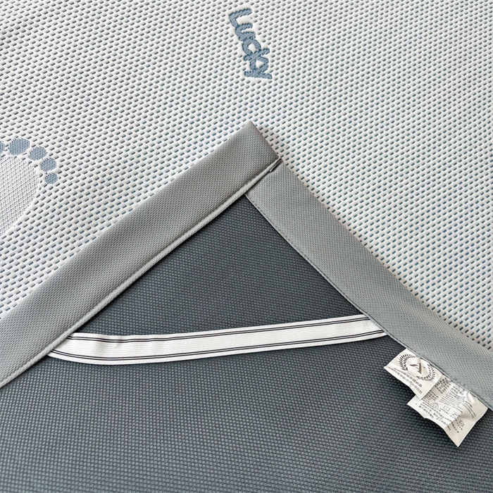 91家纺网 家纺一手货源 找家纺 雯豆家纺 2025新款PE高分子凉感提花凉席三件套绑带款席子平铺席 小脚印-绑带款