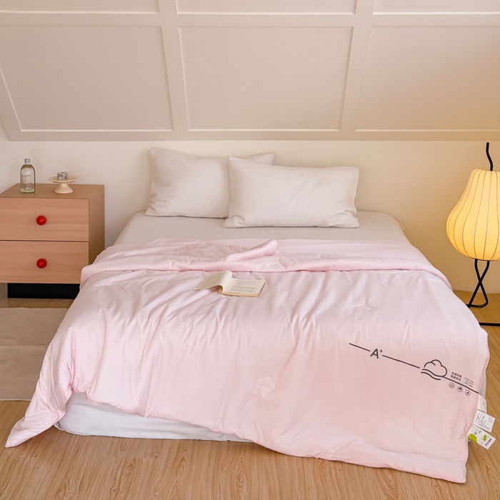 91家纺网 家纺一手货源 找家纺 大彩家居 2025新款A类针织四季被-场景二 樱花粉