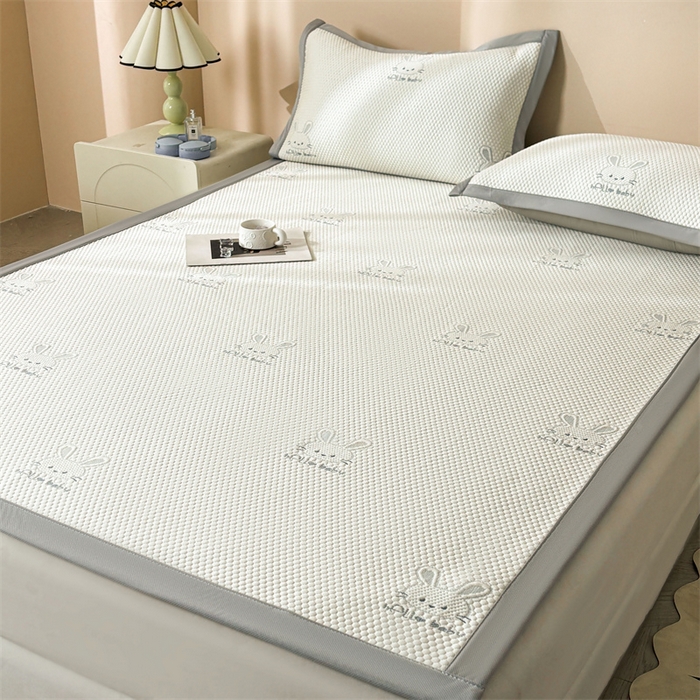 91家纺网 家纺一手货源 找家纺 雯豆家纺 2025新款PE高分子凉感提花凉席三件套绑带款席子平铺席 吉祥兔-绑带款