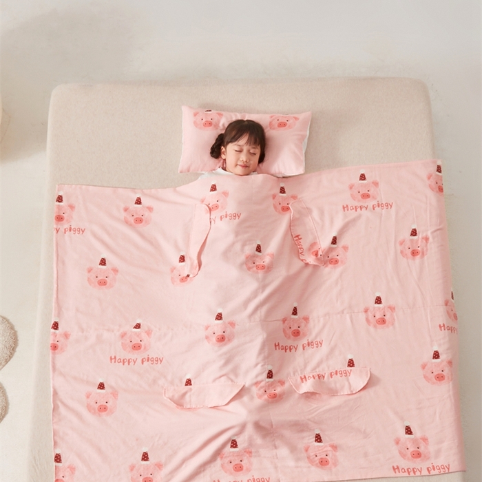 91家纺网 家纺一手货源 找家纺 艾佳宝贝 2025A类全棉纱布护肚防踢睡袋多功能盖毯宝宝夏被 乖巧萌猪