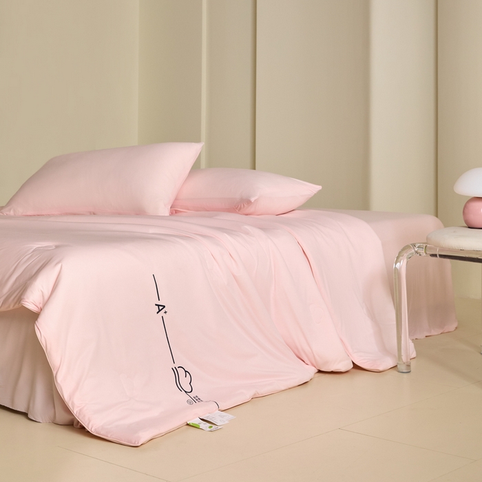 91家纺网 家纺一手货源 找家纺 大彩家居 2025新款A类针织四季被-场景一 樱花粉