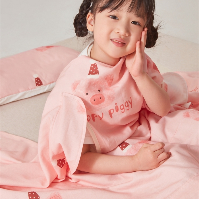 91家纺网 家纺一手货源 找家纺 艾佳宝贝 2025A类全棉纱布护肚防踢睡袋多功能盖毯宝宝夏被 乖巧萌猪