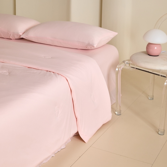 91家纺网 家纺一手货源 找家纺 大彩家居 2025新款A类针织四季被-场景一 樱花粉