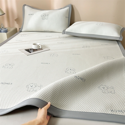 91家纺网 家纺一手货源 找家纺 雯豆家纺 2025新款PE高分子凉感提花凉席三件套绑带款席子平铺席 琪琪小狗-绑带款