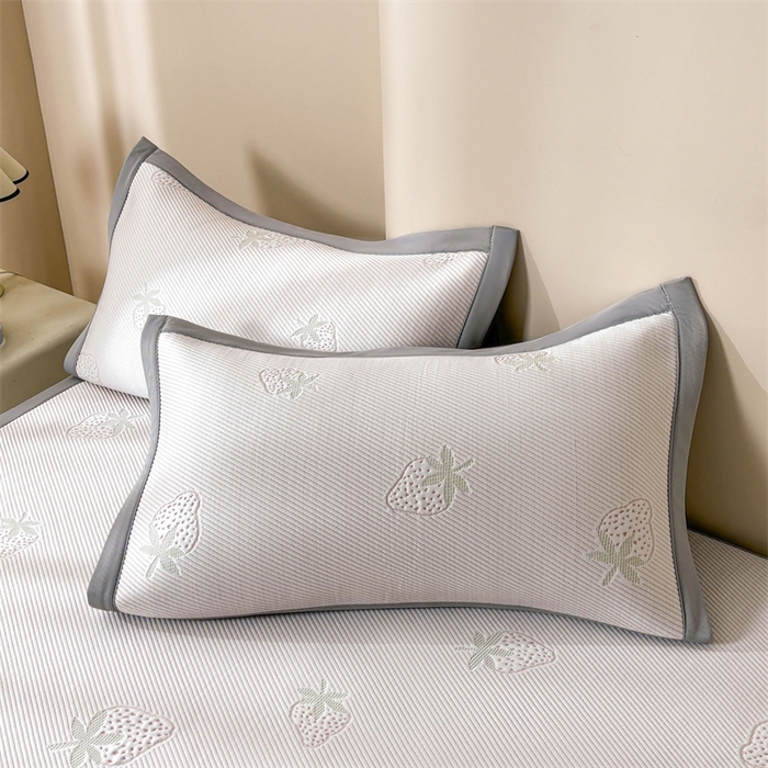 91家纺网 家纺一手货源 找家纺 雯豆家纺 2025新款PE高分子凉感提花凉席三件套绑带款席子平铺席 草莓甜心-绑带款