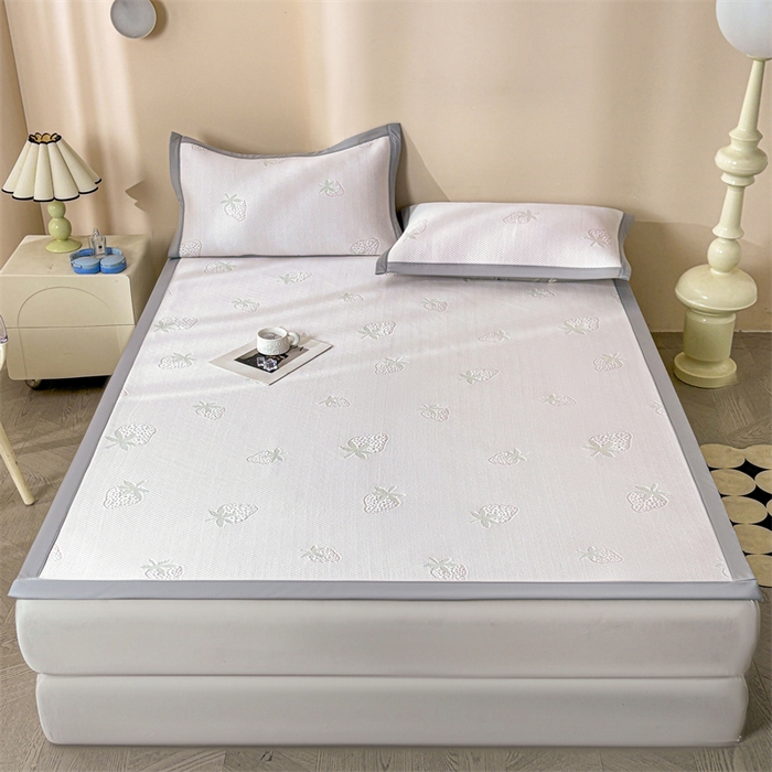 91家纺网 家纺一手货源 找家纺 雯豆家纺 2025新款PE高分子凉感提花凉席三件套绑带款席子平铺席 草莓甜心-绑带款