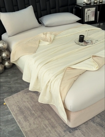 91家纺网 家纺一手货源 找家纺 星巴k家纺 2025新款亚朵同款凉感丝夏被夏凉被空调被自在眠自然醒 月光浅杏