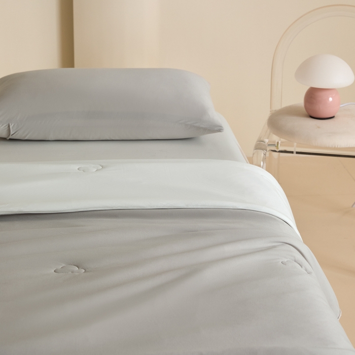 91家纺网 家纺一手货源 找家纺 大彩家居 2025新款A类针织四季被-场景一 香草灰