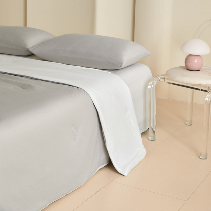 91家纺网 家纺一手货源 找家纺 大彩家居 2025新款A类针织四季被-场景一 香草灰