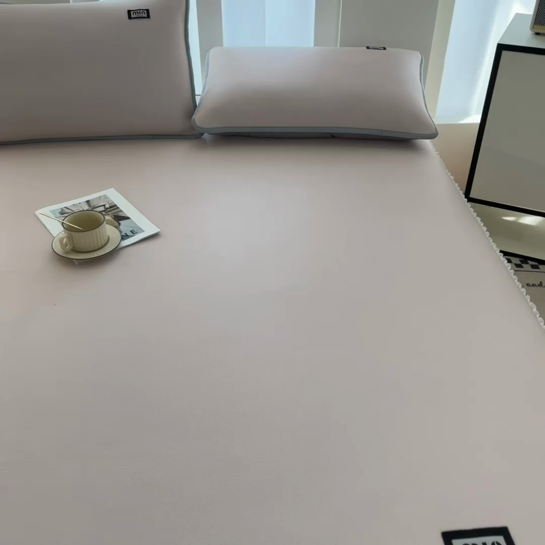 91家纺网 家纺一手货源 找家纺 子曰 2025新款A类高分子PE小清新凉感席系列-床裙款  小清新-粉