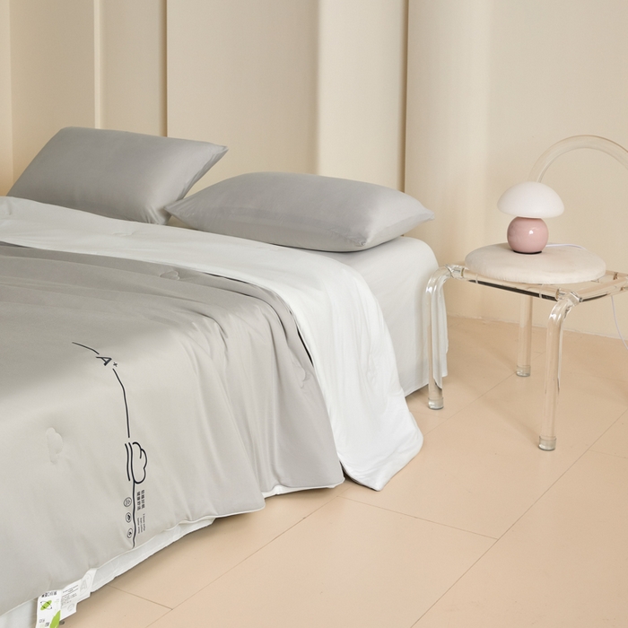 91家纺网 家纺一手货源 找家纺 大彩家居 2025新款A类针织四季被-场景一 香草灰