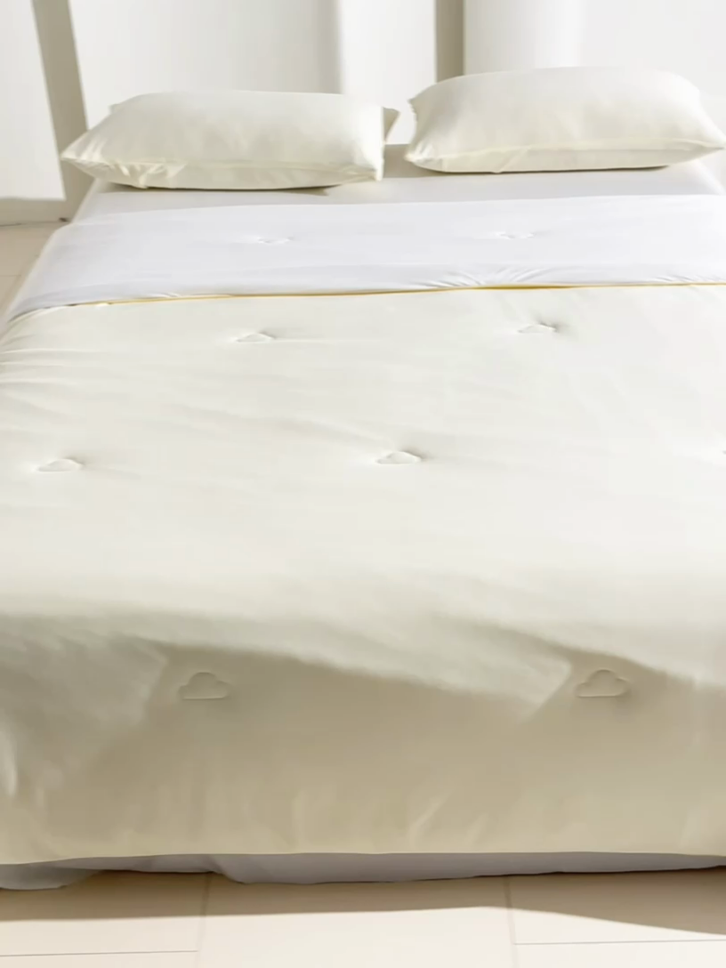 91家纺网 家纺一手货源 找家纺 大彩家居 2025新款A类针织四季被-场景一 奶黄色