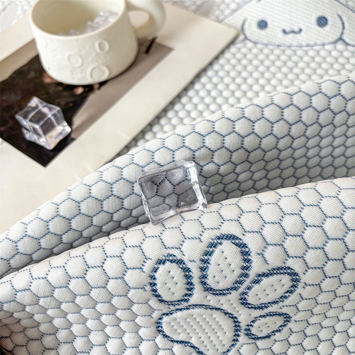 91家纺网 家纺一手货源 找家纺 雯豆家纺 2025新款PE高分子凉感提花凉席三件套绑带款席子平铺席 大耳朵朵-绑带款