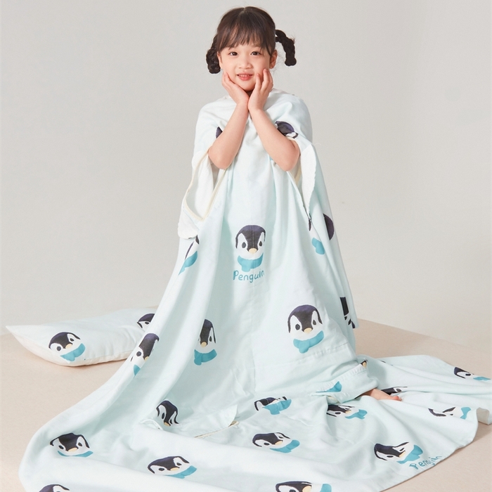 91家纺网 家纺一手货源 找家纺 艾佳宝贝 2025A类全棉纱布护肚防踢睡袋多功能盖毯宝宝夏被 乖萌小企鹅