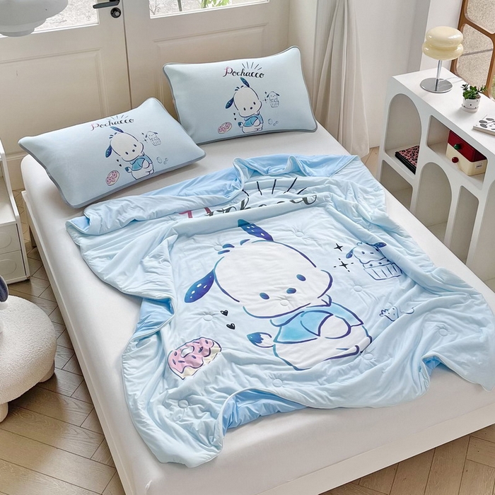 91家纺网 家纺一手货源 找家纺 蘭菲家纺 2025新款三丽鸥卡通印花夏被 恰恰.蓝