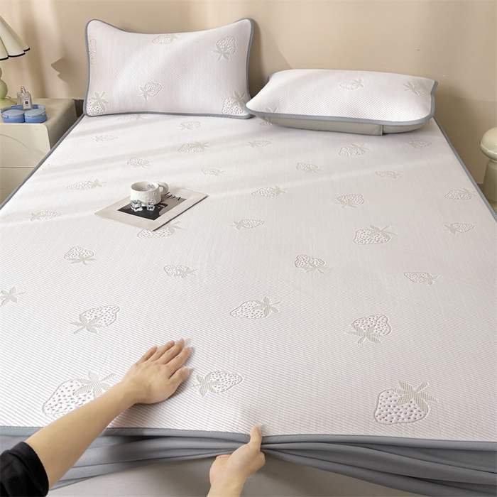 91家纺网 家纺一手货源 找家纺 雯豆家纺 2025新款PE凉感提花冰丝床笠三件套全包中分子床罩床垫保护套 草莓甜心-床笠款