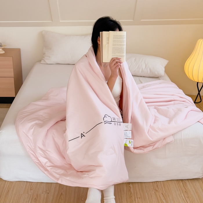 91家纺网 家纺一手货源 找家纺 大彩家居 2025新款A类针织四季被-场景二 樱花粉