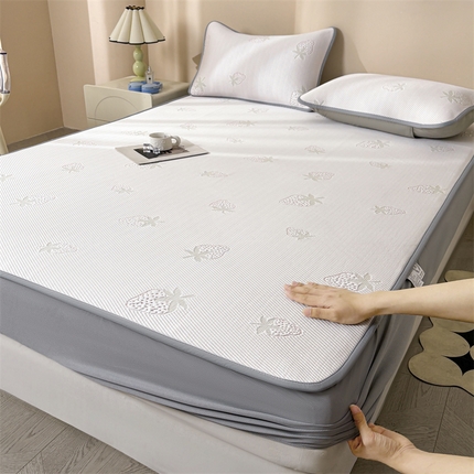 91家纺网 家纺一手货源 找家纺 雯豆家纺 2025新款PE凉感提花冰丝床笠三件套全包中分子床罩床垫保护套 草莓甜心-床笠款