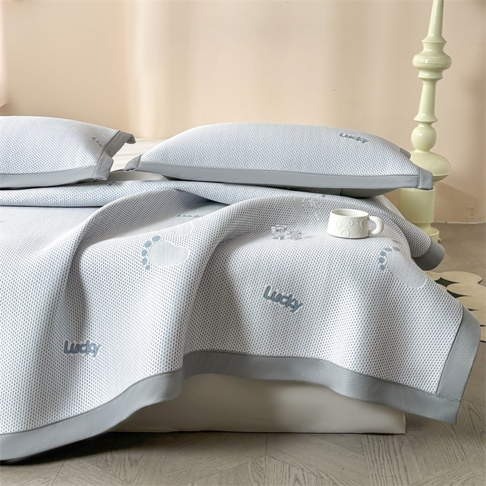 91家纺网 家纺一手货源 找家纺 雯豆家纺 2025新款PE高分子凉感提花凉席三件套绑带款席子平铺席 小脚印-绑带款