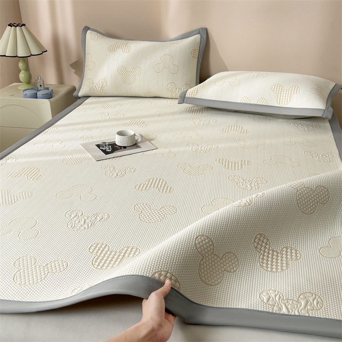 91家纺网 家纺一手货源 找家纺 雯豆家纺 2025新款PE高分子凉感提花凉席三件套绑带款席子平铺席 米奇宝-绑带款