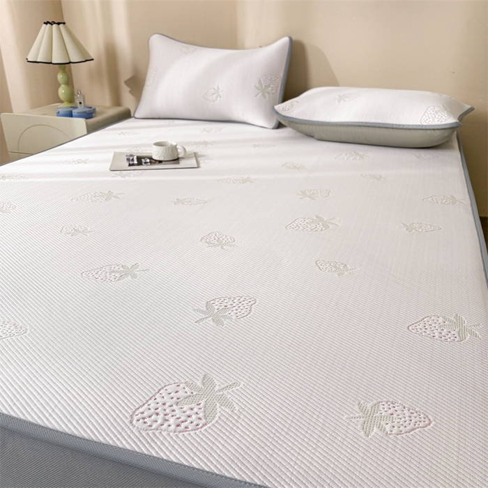 91家纺网 家纺一手货源 找家纺 雯豆家纺 2025新款PE凉感提花冰丝床笠三件套全包中分子床罩床垫保护套 草莓甜心-床笠款