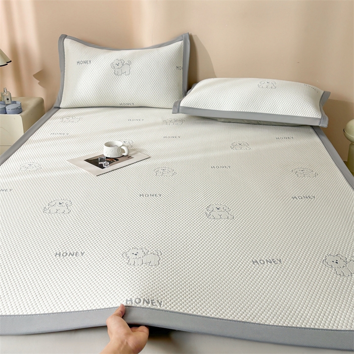 91家纺网 家纺一手货源 找家纺 雯豆家纺 2025新款PE高分子凉感提花凉席三件套绑带款席子平铺席 琪琪小狗-绑带款