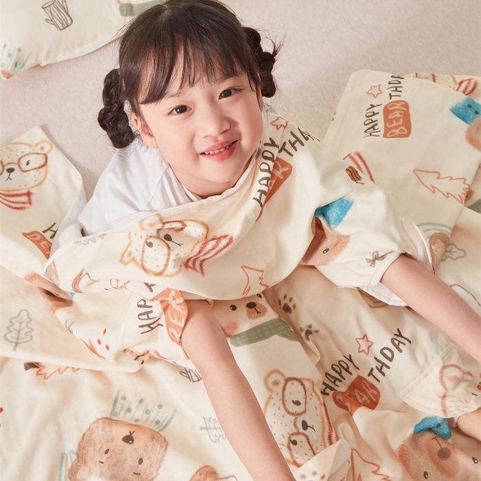 91家纺网 家纺一手货源 找家纺 艾佳宝贝 2025A类全棉纱布护肚防踢睡袋多功能盖毯宝宝夏被 憨憨萌熊