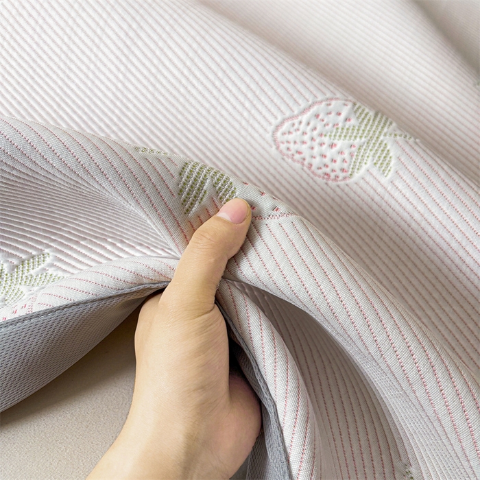 91家纺网 家纺一手货源 找家纺 雯豆家纺 2025新款PE高分子凉感提花凉席三件套绑带款席子平铺席 草莓甜心-绑带款