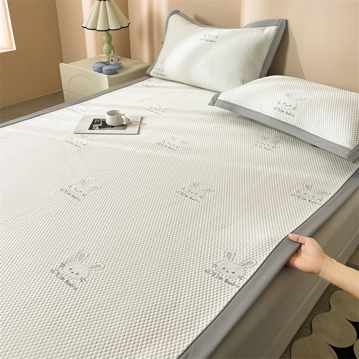 91家纺网 家纺一手货源 找家纺 雯豆家纺 2025新款PE高分子凉感提花凉席三件套绑带款席子平铺席 吉祥兔-绑带款