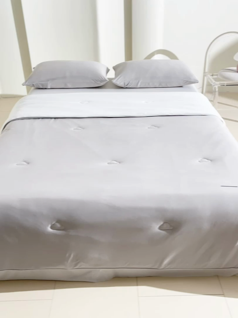 91家纺网 家纺一手货源 找家纺 大彩家居 2025新款A类针织四季被-场景一 香草灰