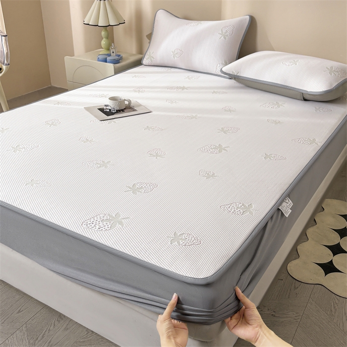 91家纺网 家纺一手货源 找家纺 雯豆家纺 2025新款PE凉感提花冰丝床笠三件套全包中分子床罩床垫保护套 草莓甜心-床笠款