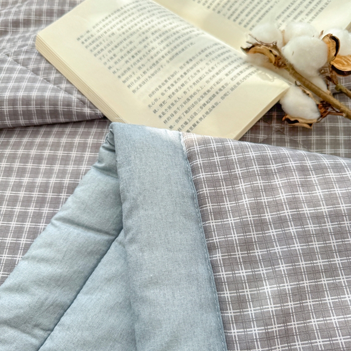 91家纺网 家纺一手货源 找家纺 棉乐町家居 2025新款里外全棉手包边棉花夏被 细灰条