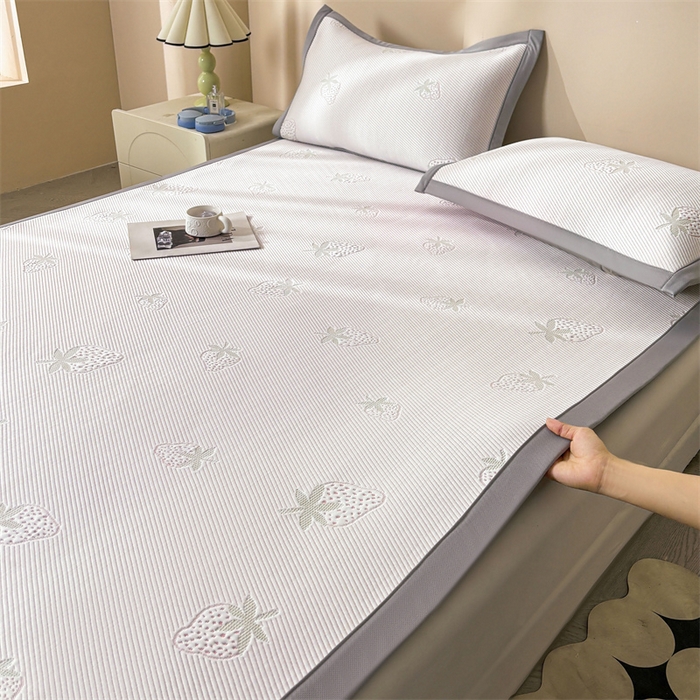 91家纺网 家纺一手货源 找家纺 雯豆家纺 2025新款PE高分子凉感提花凉席三件套绑带款席子平铺席 草莓甜心-绑带款