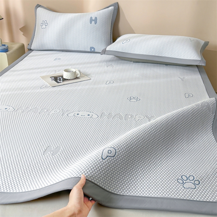 91家纺网 家纺一手货源 找家纺 雯豆家纺 2025新款PE高分子凉感提花凉席三件套绑带款席子平铺席 大耳朵朵-绑带款