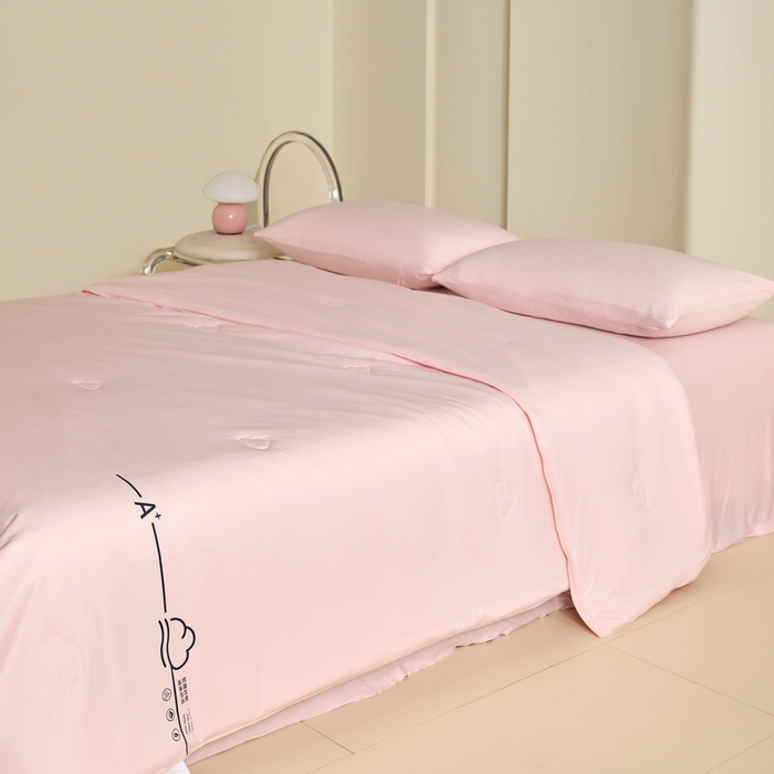 91家纺网 家纺一手货源 找家纺 大彩家居 2025新款A类针织四季被-场景一 樱花粉