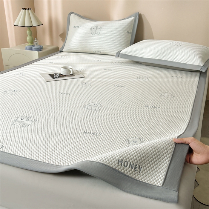 91家纺网 家纺一手货源 找家纺 雯豆家纺 2025新款PE高分子凉感提花凉席三件套绑带款席子平铺席 琪琪小狗-绑带款