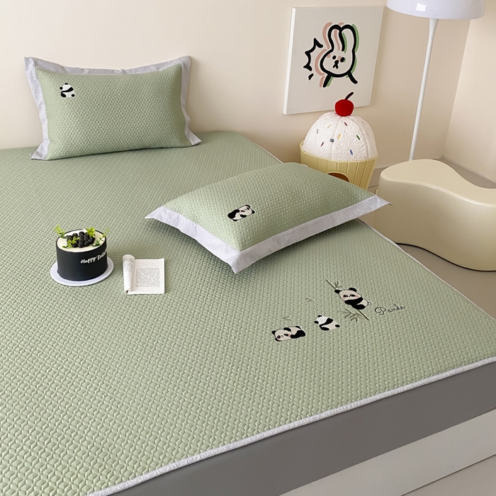 91家纺网 家纺一手货源 找家纺 由有家居 2025新款新品A类PE高凉感分子进口刺绣豆豆凉席三件套 熊猫伙伴