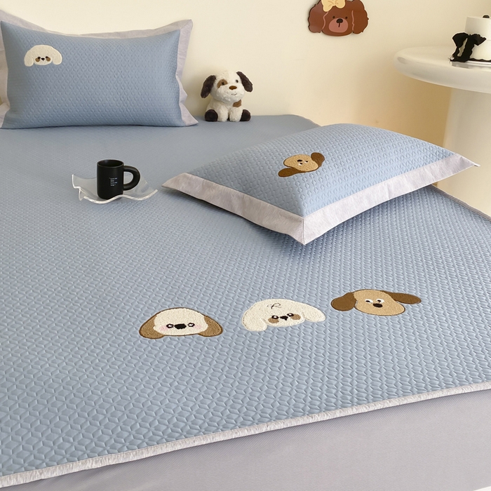 91家纺网 家纺一手货源 找家纺 由有家居 2025新款原创新品A类PE高凉感分子卡通毛巾绣豆豆凉席三件套 三个伙伴