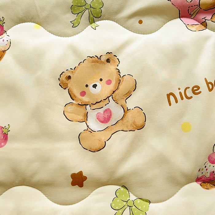 91家纺网 家纺一手货源 找家纺 玉海棠家纺 2025新款水洗皱皱纱印花夏被 被子被芯 草莓粉熊