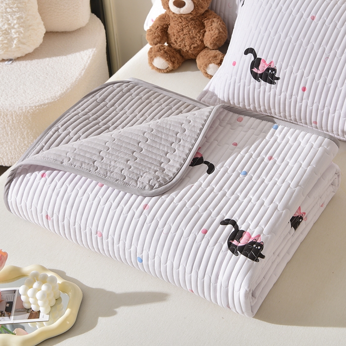 91家纺网 家纺一手货源 找家纺 床笠人家 2025新款亲肤双面磨毛夹棉床盖 粉猫咪