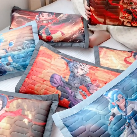 91家纺网 家纺一手货源 找家纺 （总）纽乐家纺 2025新款卡通5D数码印花哪吒周边儿童冰丝乳胶凉枕枕套枕芯