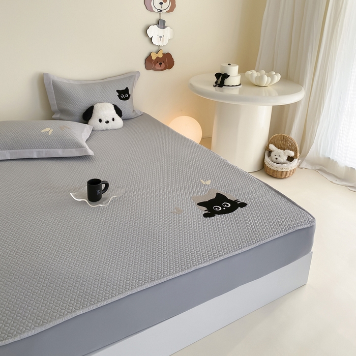 91家纺网 家纺一手货源 找家纺 由有家居 2025新款原创新品A类PE高凉感分子卡通毛巾绣豆豆凉席三件套 咖啡猫