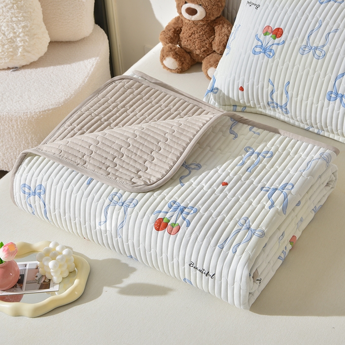 91家纺网 家纺一手货源 找家纺 床笠人家 2025新款亲肤双面磨毛夹棉床盖 草莓乐园