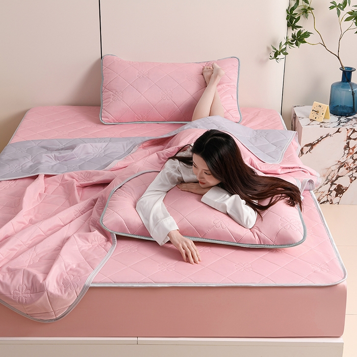 91家纺网 家纺一手货源 找家纺 2025新款清凉舒适凉感丝夏被四件套 樱桃粉