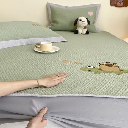 91家纺网 家纺一手货源 找家纺 （总）由有家居 2025新款原创新品A类PE高凉感分子卡通毛巾绣豆豆凉席三件套