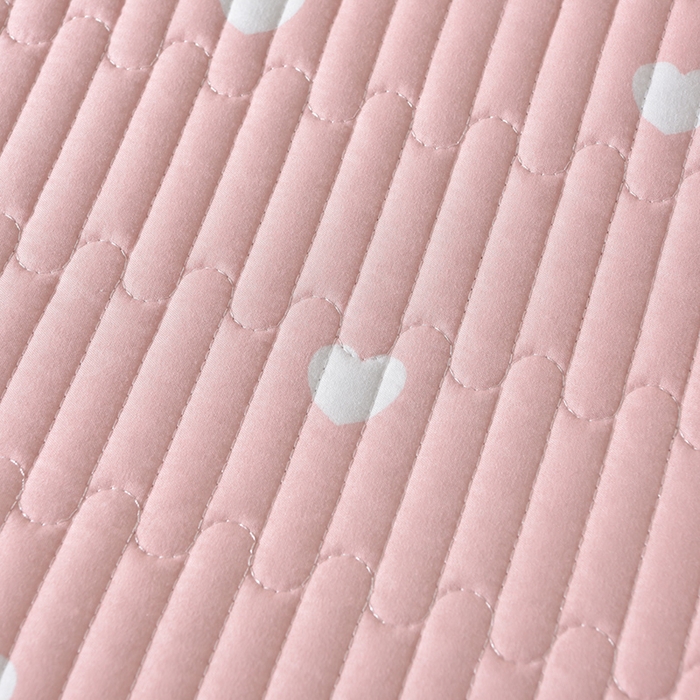 91家纺网 家纺一手货源 找家纺 床笠人家 2025新款亲肤双面磨毛夹棉床盖 爱心-粉