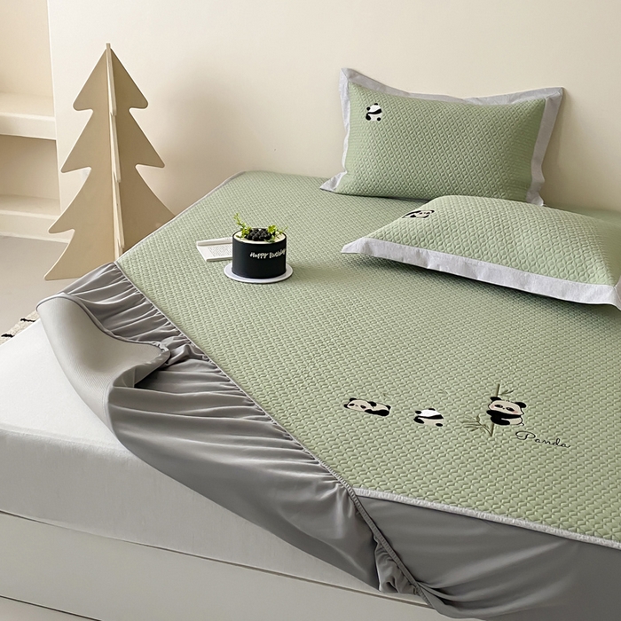 91家纺网 家纺一手货源 找家纺 由有家居 2025新款新品A类PE高凉感分子进口刺绣豆豆凉席三件套 熊猫伙伴