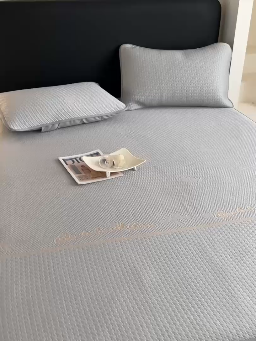 91家纺网 家纺一手货源 找家纺 欧邦 2025新款提花冰豆豆凉席三件套-幸运草 床笠款-幸运草-灰